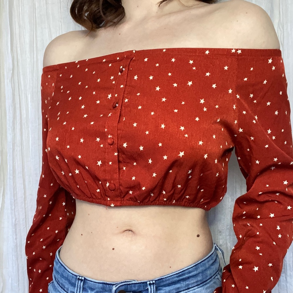 Star patterned long sleeve crop